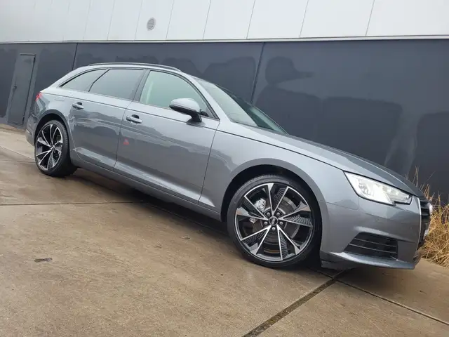 Audi A4 view 9