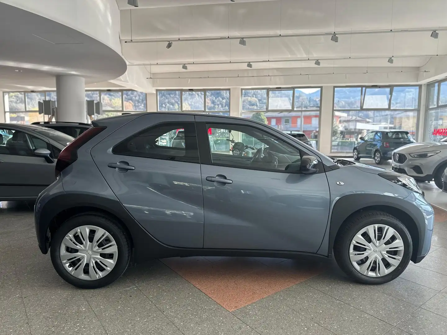 Toyota Aygo X 1.0 VVT-i 72 CV 5 porte Active Grigio - 2