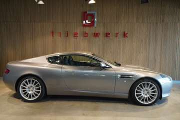 DB9 Coupe-Schaltwagen-1 HD-U-frei-Deutsch