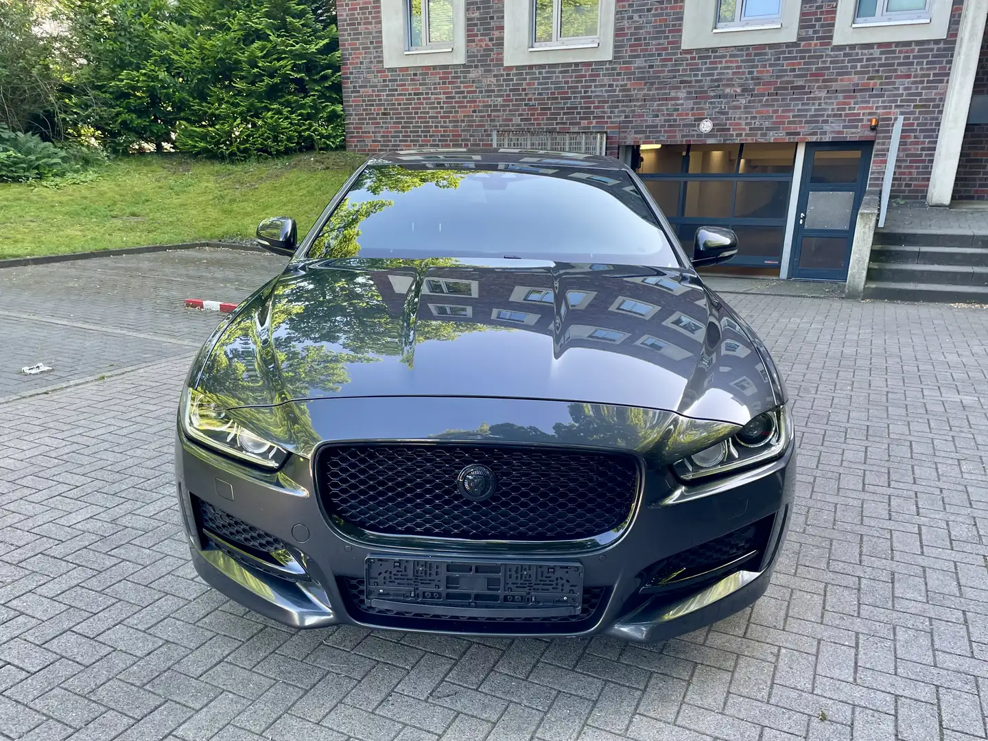 Jaguar XE 20d AWD Aut. R-Sport Bi Xenon Panorama Memory Grau - 2