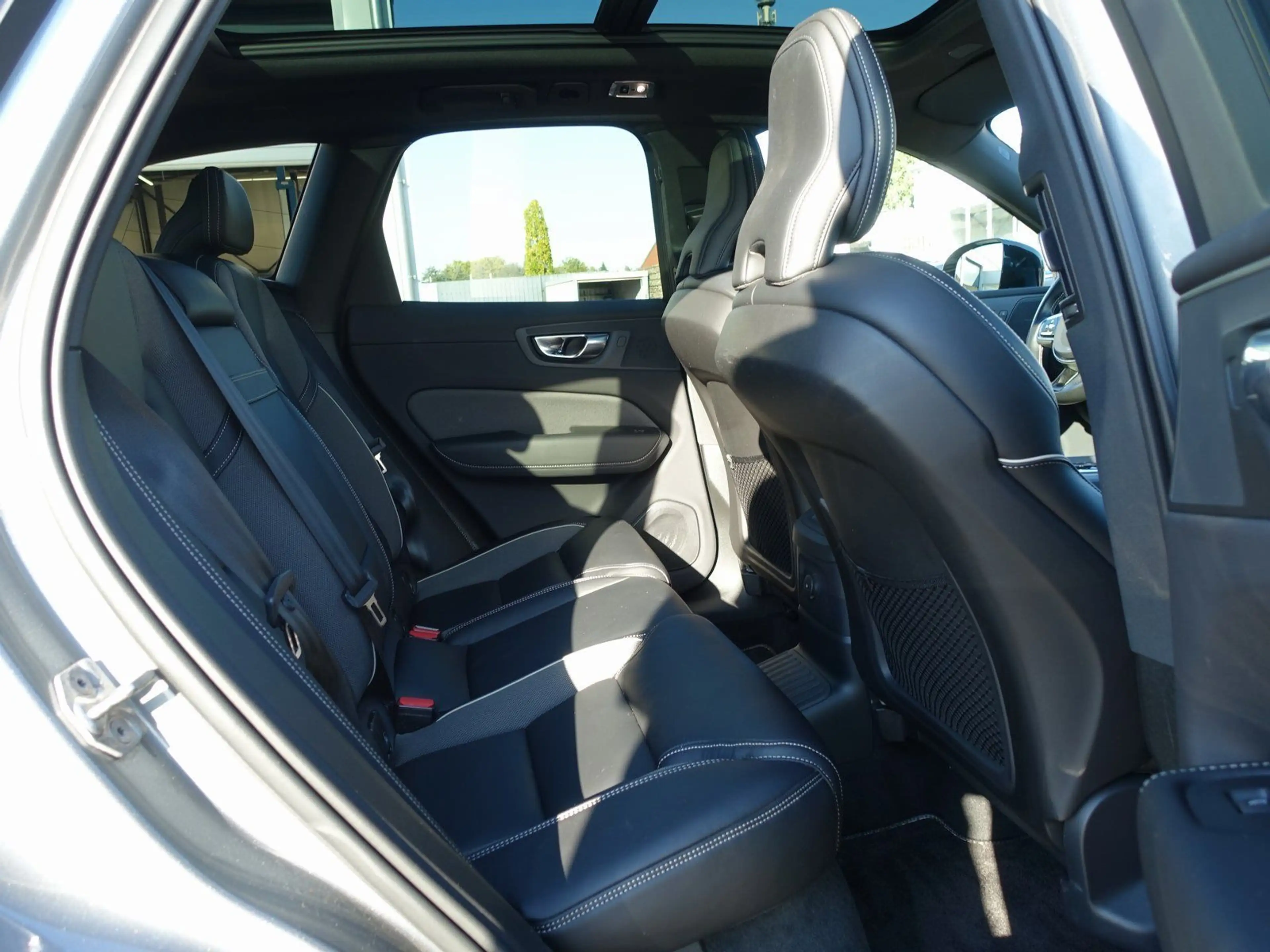 Volvo XC60 T6 Twin Engine AWD R Design Plug-In/Pano — photo 9