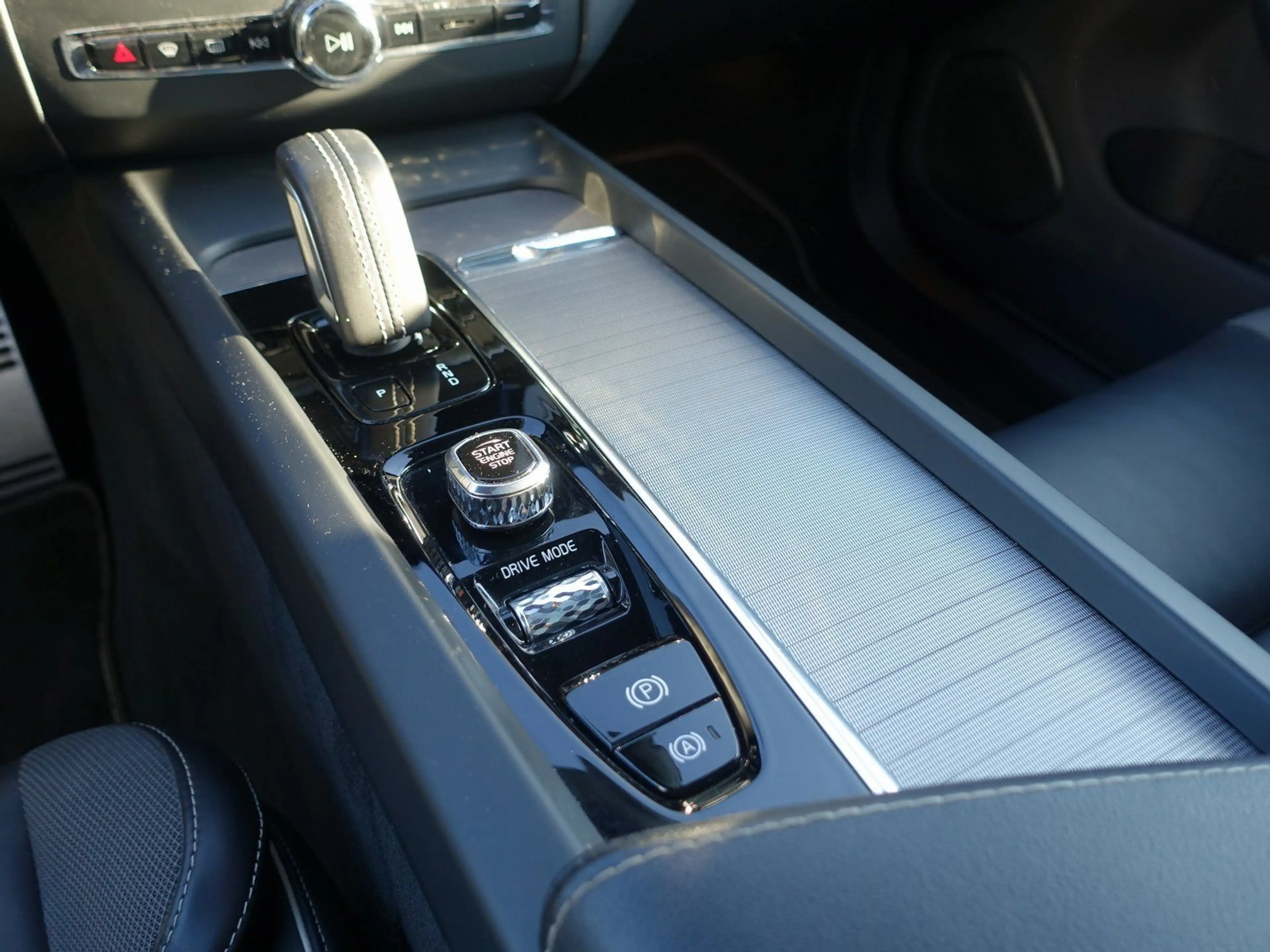 Volvo XC60 T6 Twin Engine AWD R Design Plug-In/Pano — photo 14