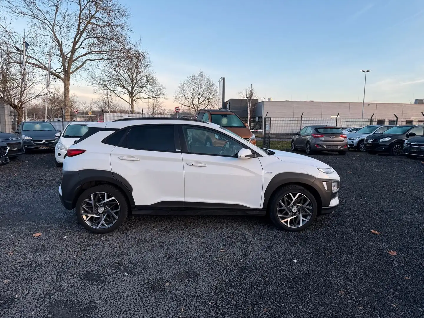 Hyundai KONA ADVANTAGE + HYBRID 2WD/NAVI/KAMERA/TÜV NEU Weiß - 1