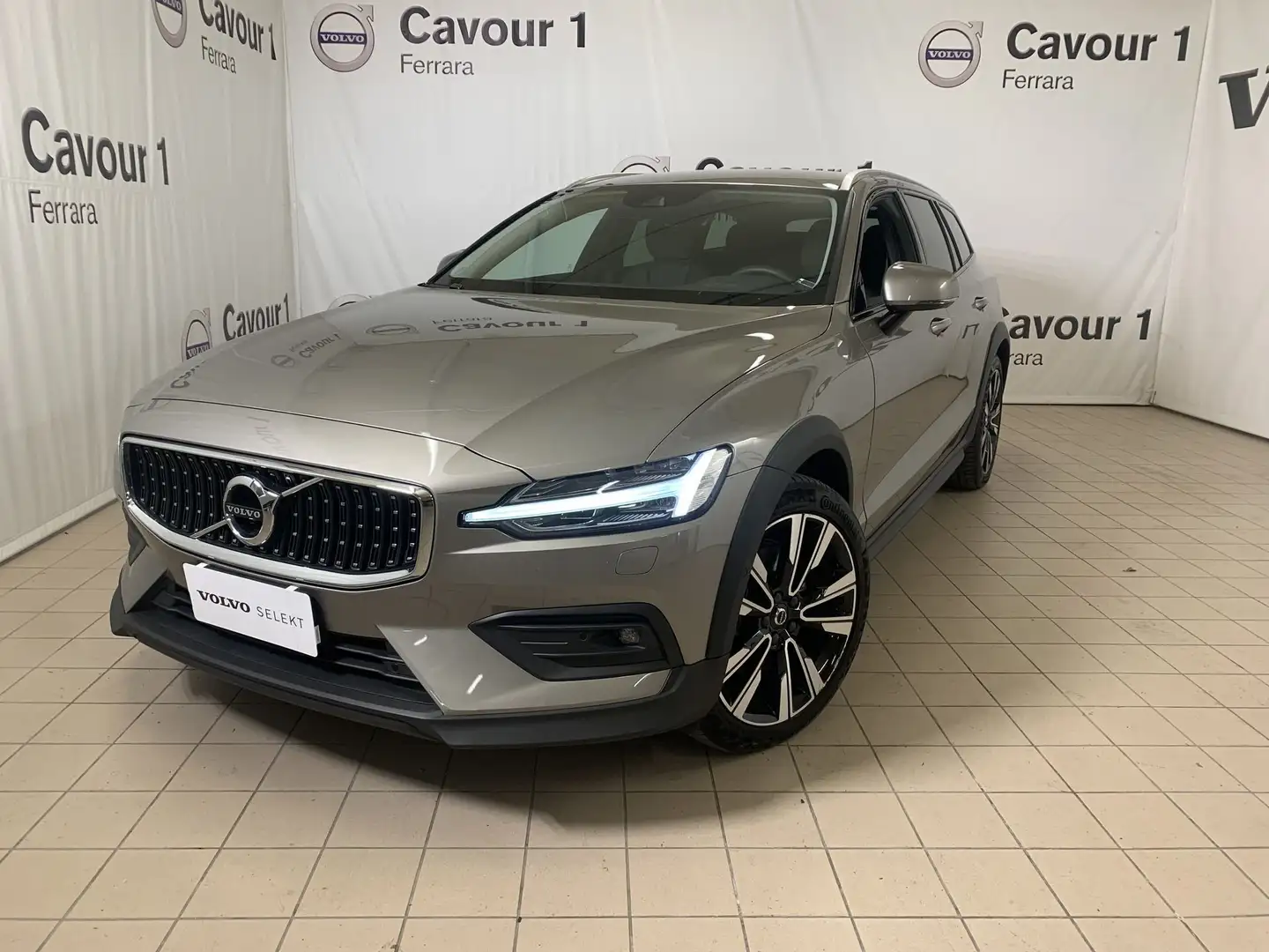 Volvo V60 Cross Country V60 Cross Country D4 AWD Geartronic Pro Gris - 1