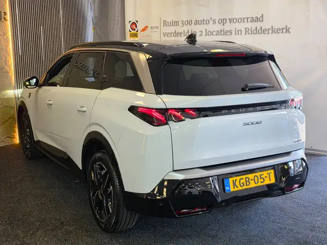 Peugeot 5008 view 2