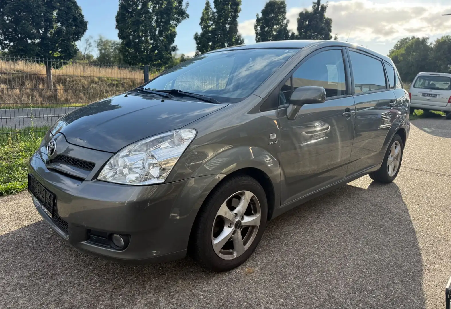 Toyota Corolla Verso 1.8 Execut. 7 Sitze * Navi * Automatik * Kamera Silber - 1