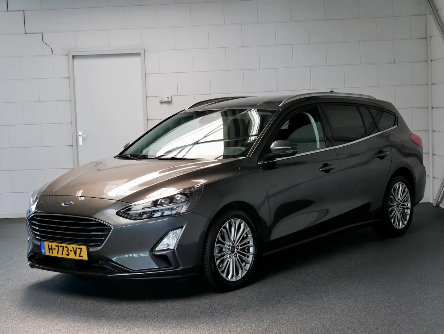 Ford Focus Wagon 1.5 EB Titanium Navi/ECC/CAM/Carplay/SV (all Grijs - 2
