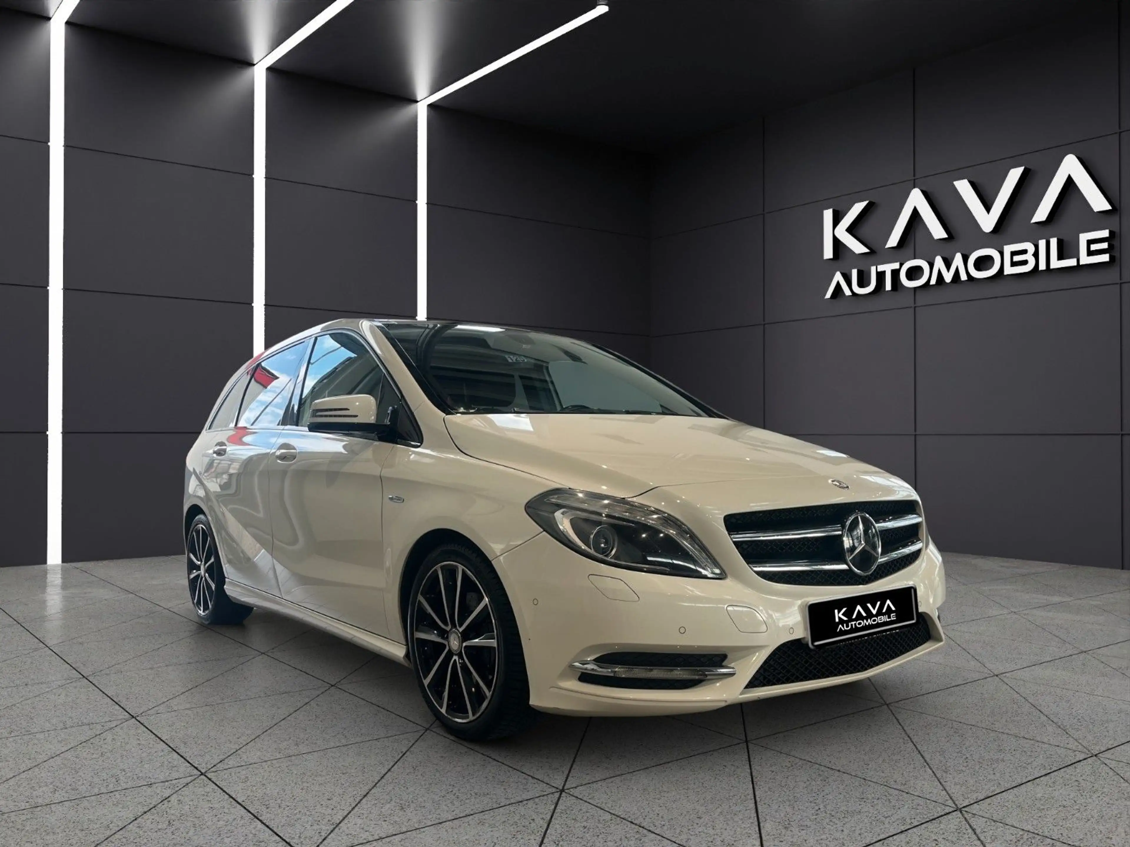 Mercedes-Benz B 200 Panorama*Night*ParkAssist*SHZ*Leder*18LM* — photo 3