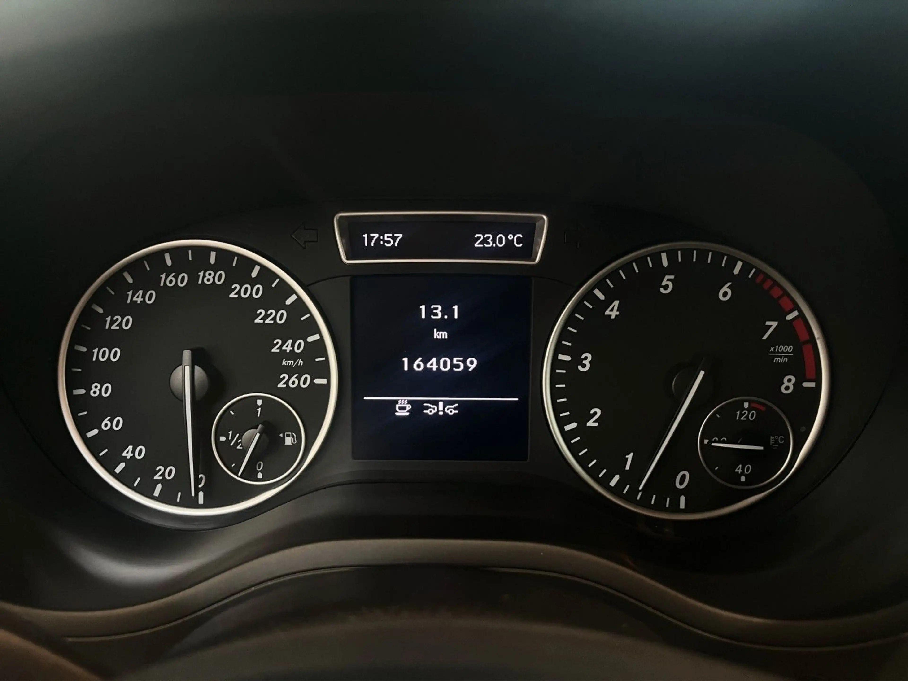 Mercedes-Benz B 200 Panorama*Night*ParkAssist*SHZ*Leder*18LM* — photo 7