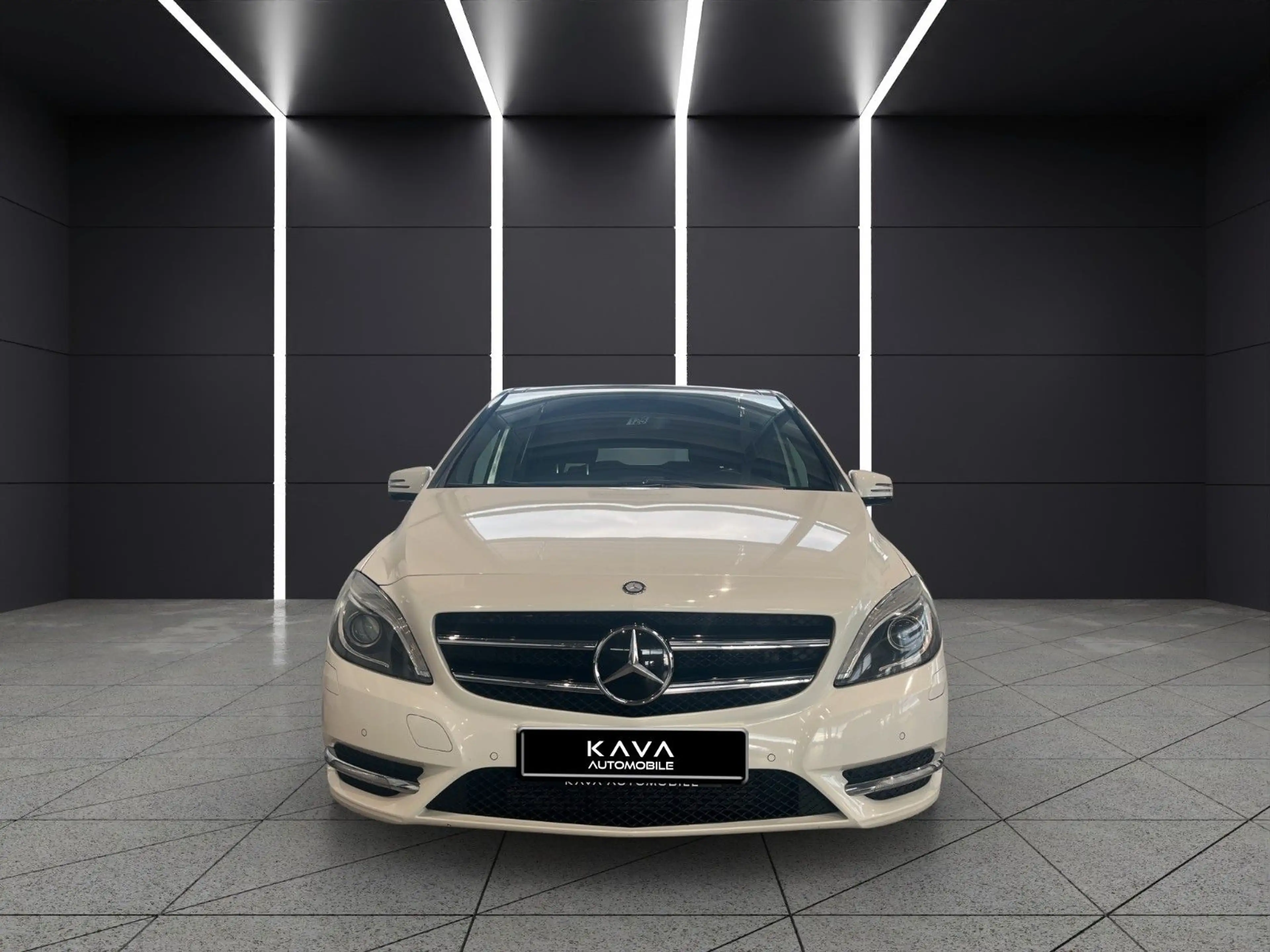Mercedes-Benz B 200 Panorama*Night*ParkAssist*SHZ*Leder*18LM* — photo 2