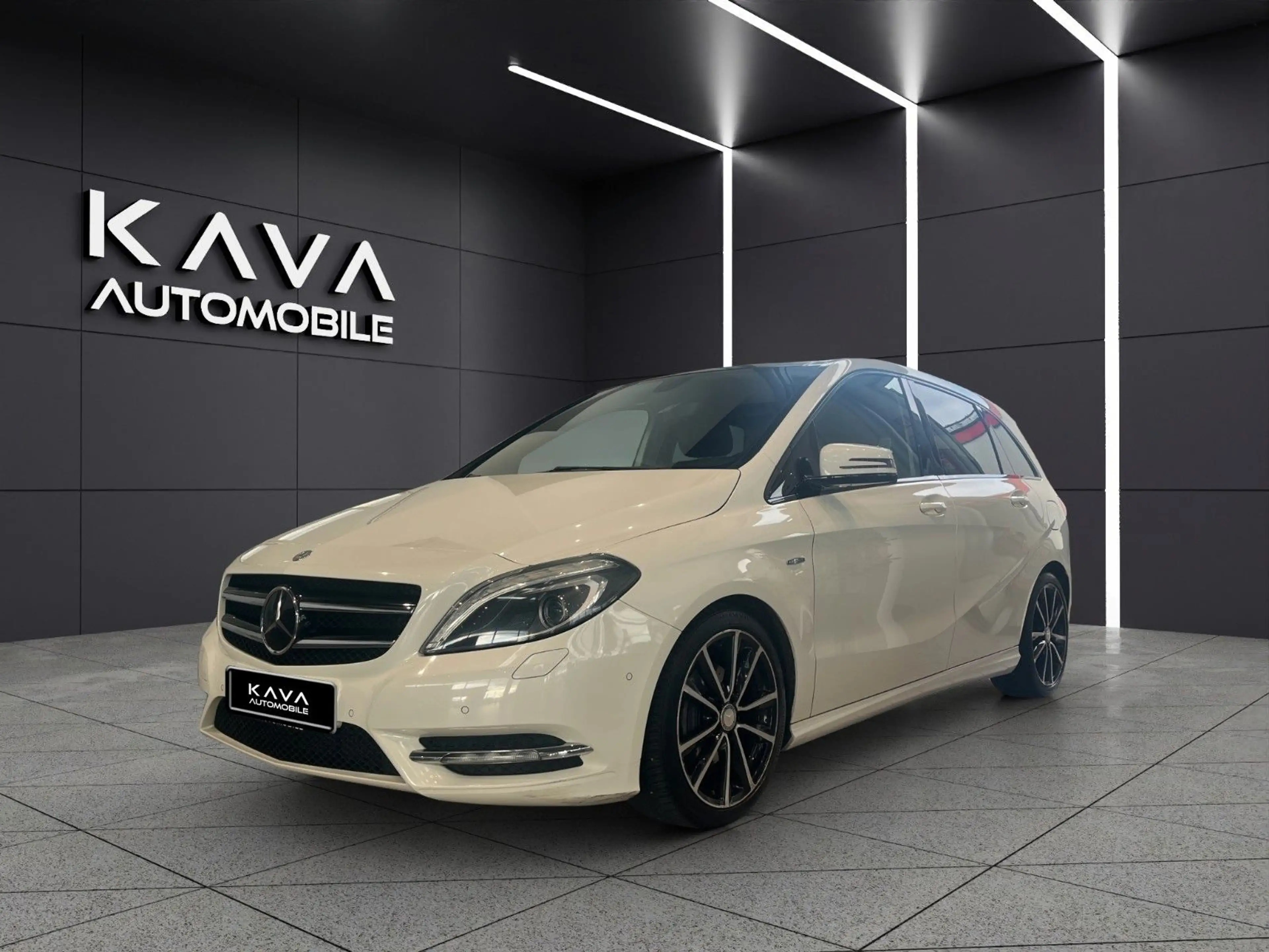 Mercedes-Benz B 200 Panorama*Night*ParkAssist*SHZ*Leder*18LM*