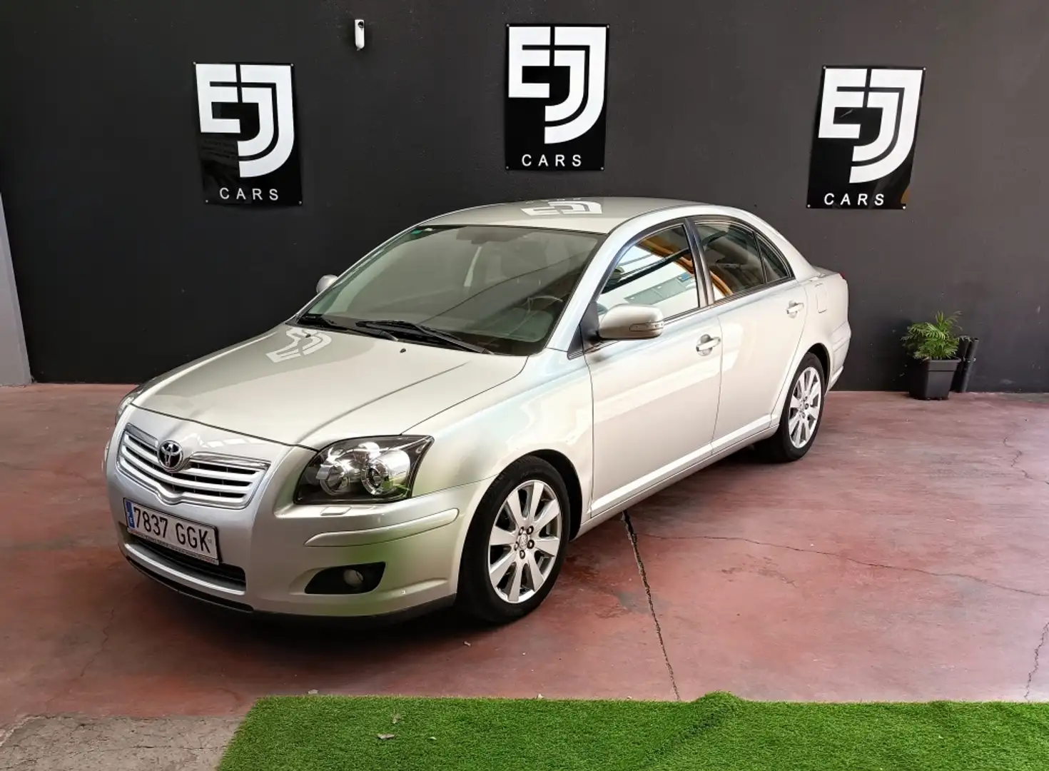 Toyota Avensis 2.0 Sol Aut. Gris - 1