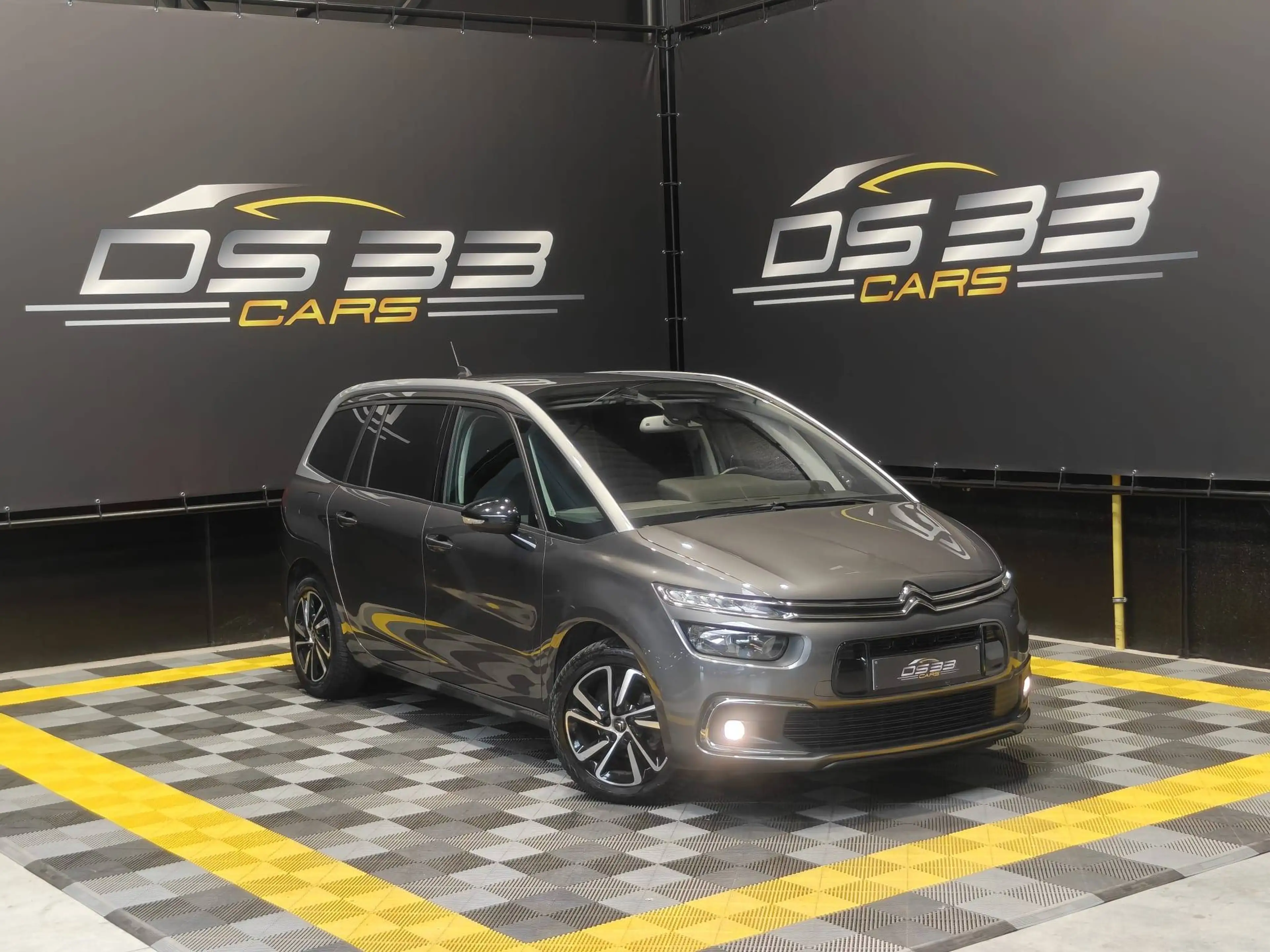 Citroen C4 SpaceTourer 1.2 Shine 7-zit/Keyless/DodeHoek/Apple/Trekhaak/CAM/AutoPark