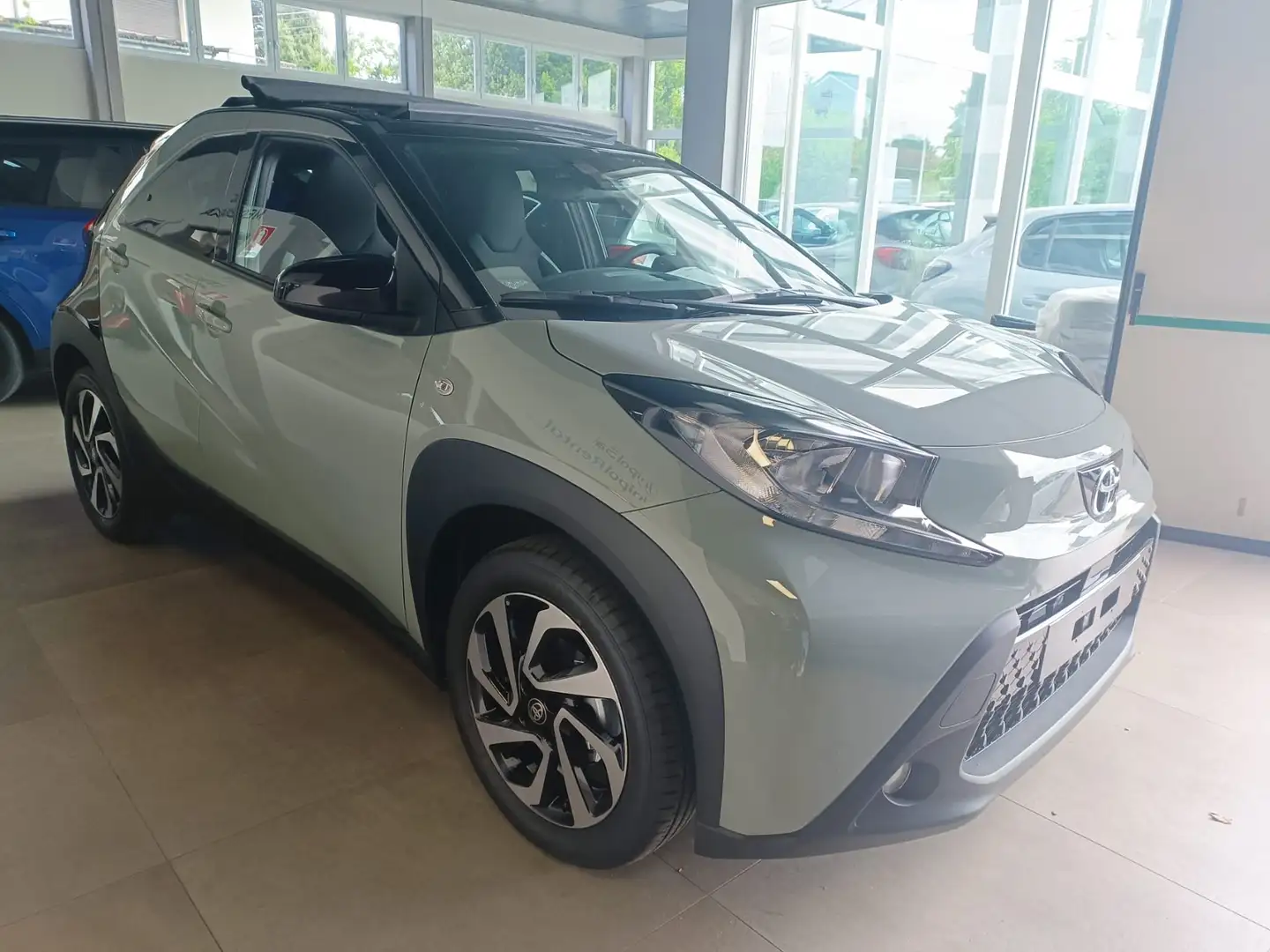 Toyota Aygo X 1.0 TREND AIR Verde - 2