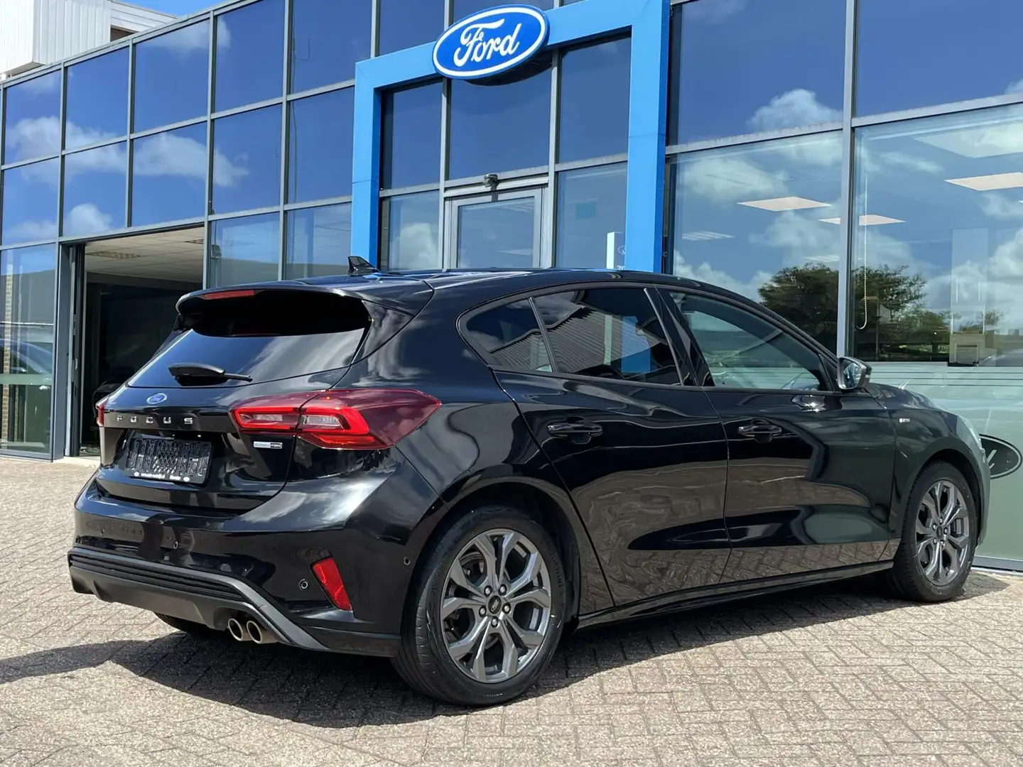 Ford Focus 1.0 EcoBoost Hybrid ST Line 125PK Winterpack Cruis Zwart - 2