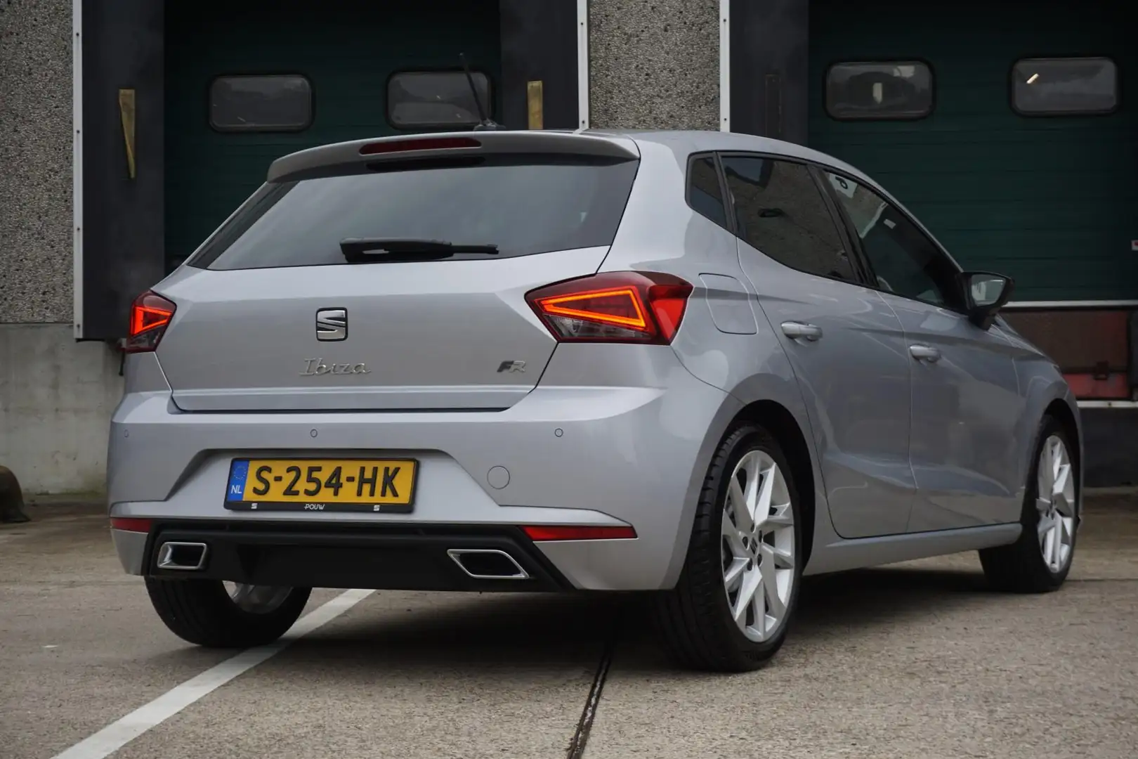 SEAT Ibiza 1.0 EcoTSI 110pk DSG FR | 17" Velgen | Smartlink | Gris - 2