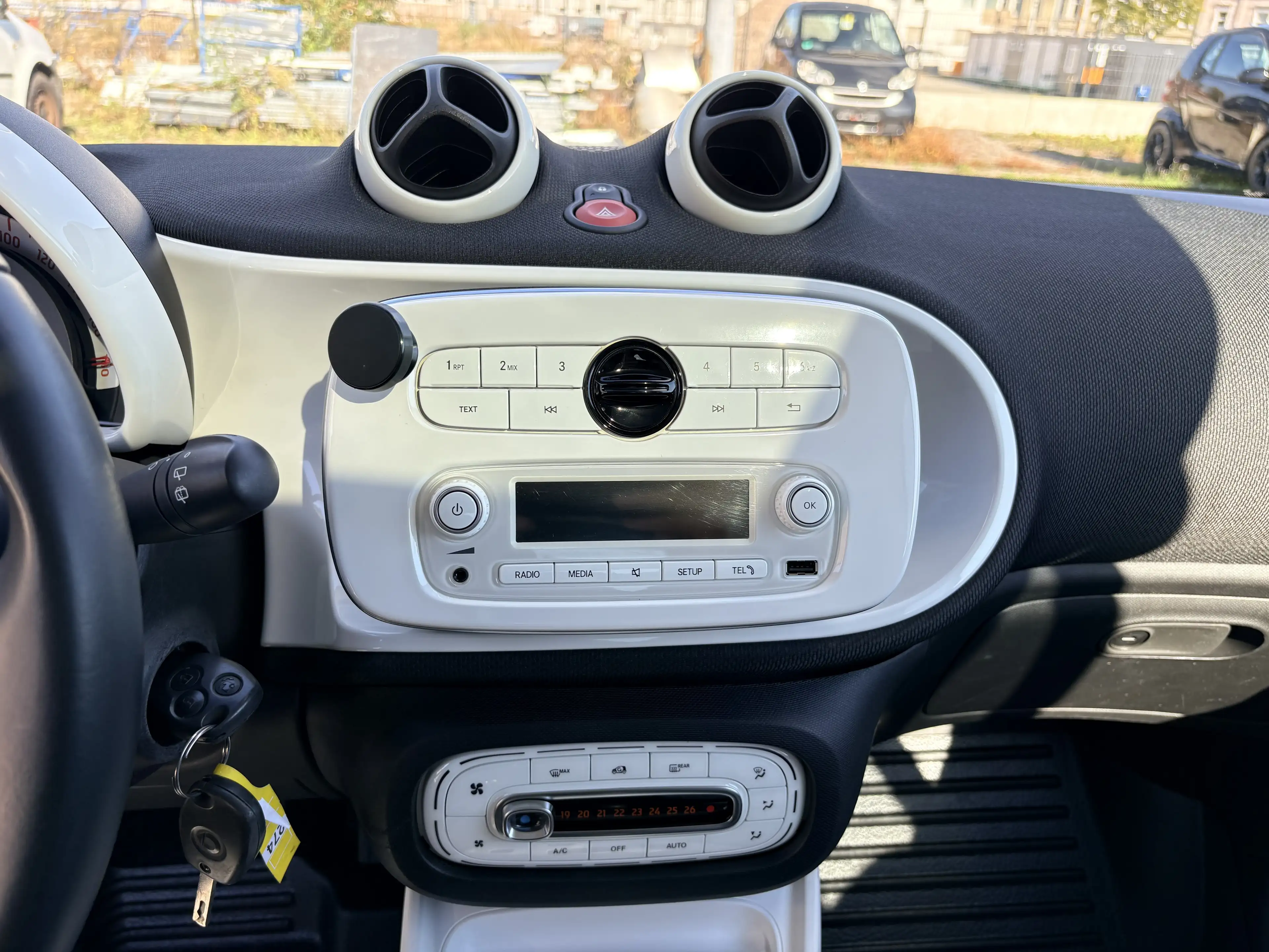 smart forTwo KLIMA,SERVO,PDC,ABSTAND-WARNER,BlUETOOTH,LED,PANORA,INSP+TÜV NEU — photo 14