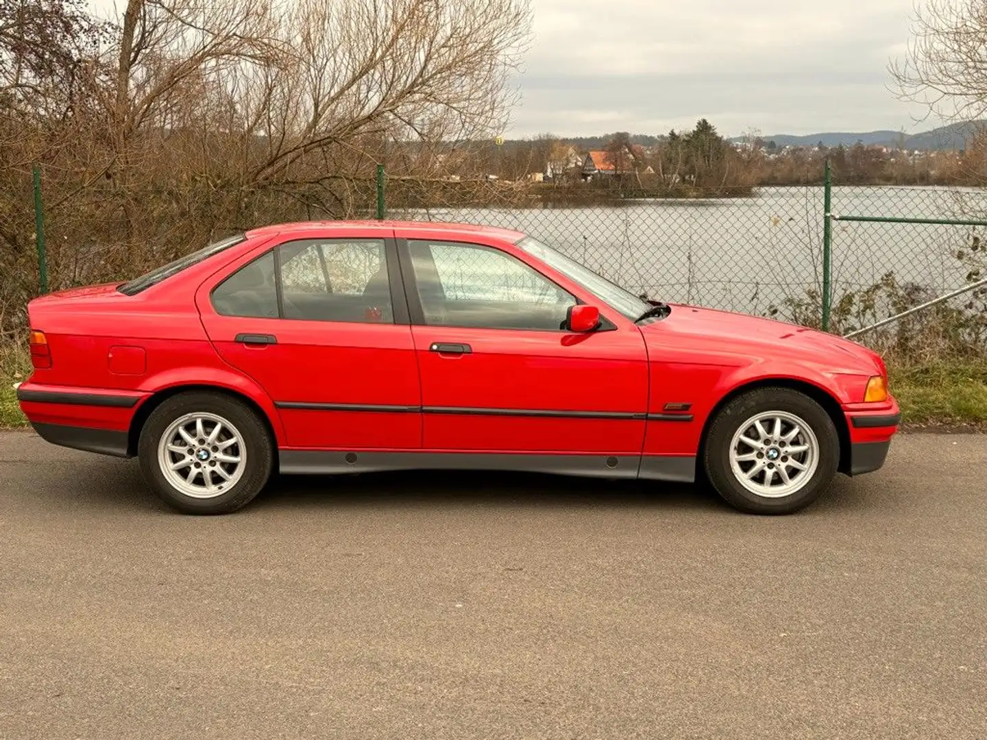 BMW 316 i 4 türig  1 Hd SSDel. RC Aluräder Rot - 2