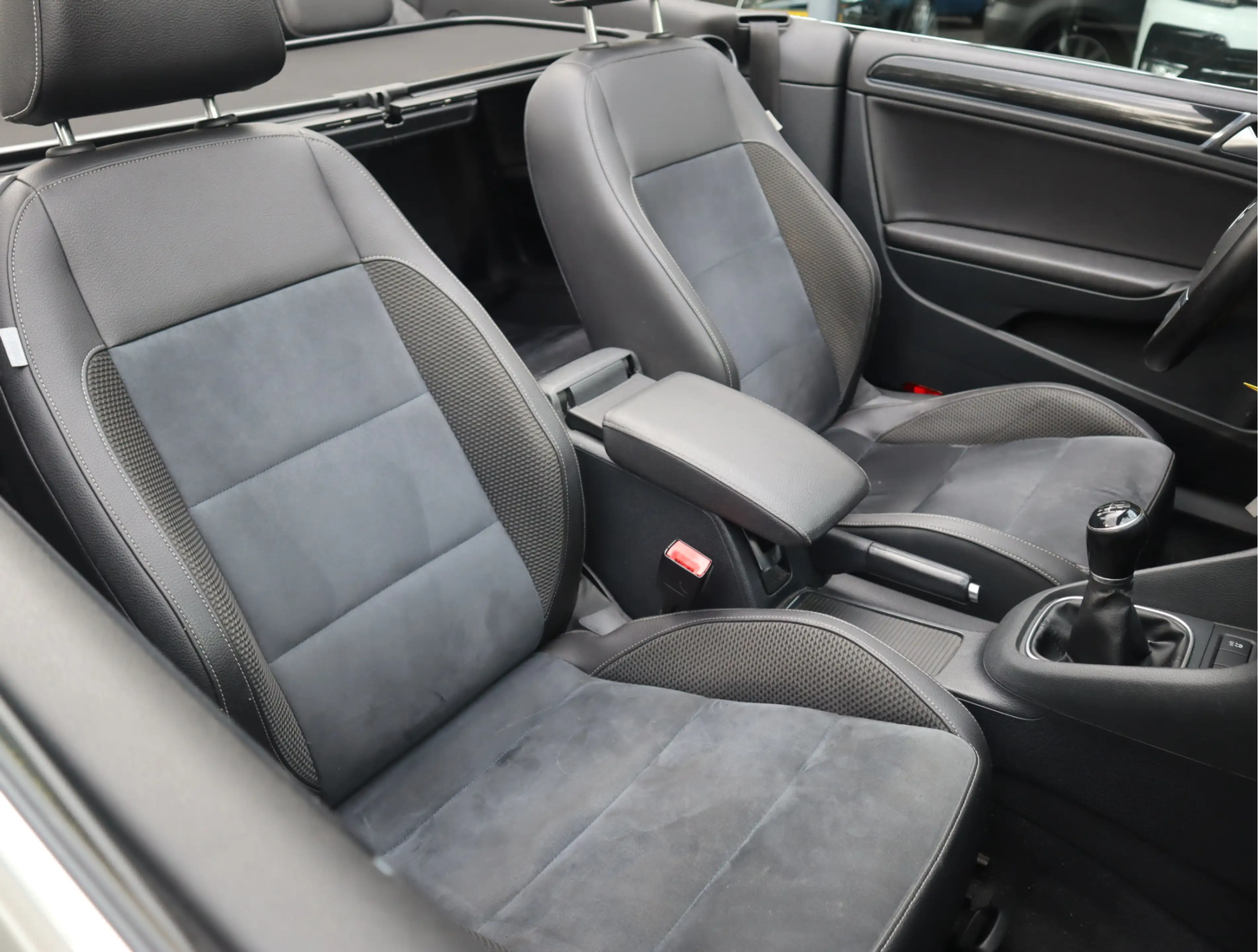 Volkswagen Golf Cabriolet 1.2 TSI BlueMotion Alcantara. windscherm, Lichtmet — photo 8