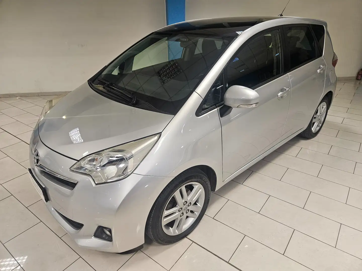 Toyota Verso-S **GPL** Gris - 2