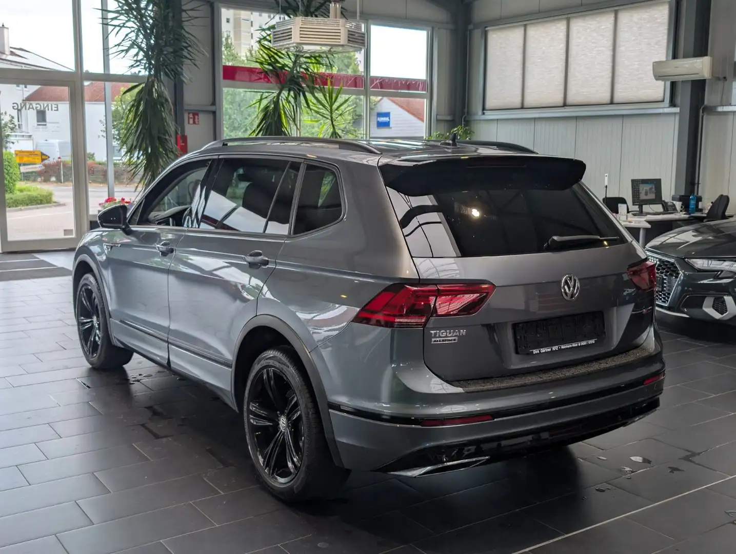 Volkswagen Tiguan Allspace 2.0 4Moti DSG Highline R-Line Grau - 2