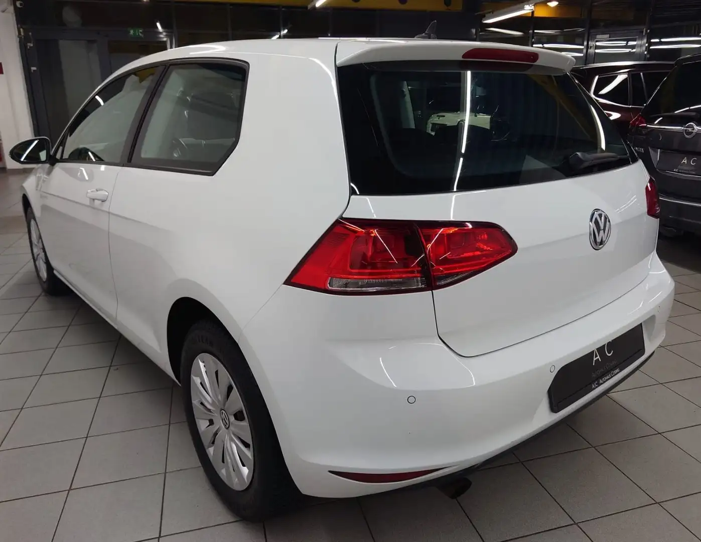 Volkswagen Golf VII Lim. Trendline BMT, Automatik, Navi Weiß - 2