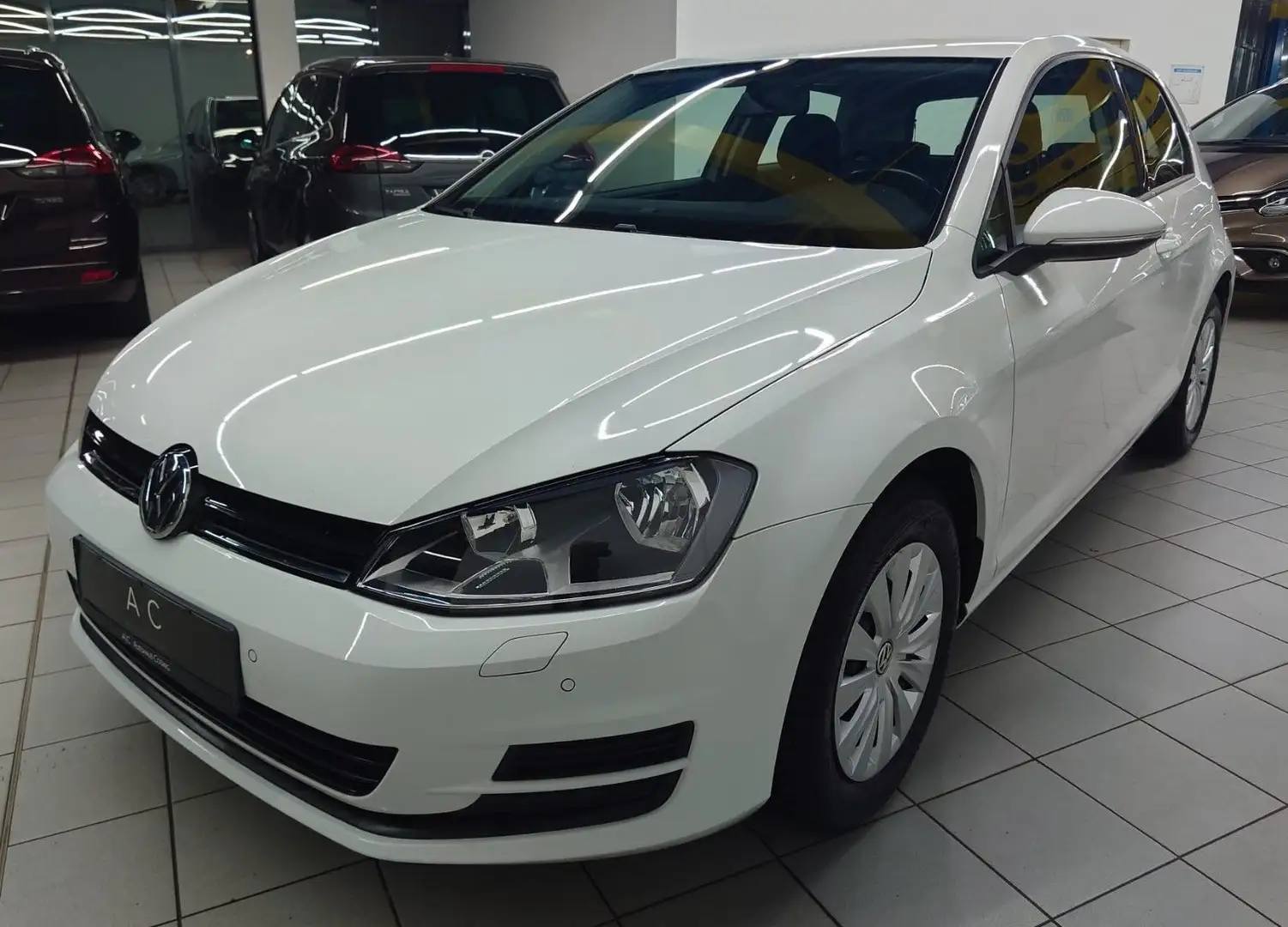 Volkswagen Golf VII Lim. Trendline BMT, Automatik, Navi Weiß - 1