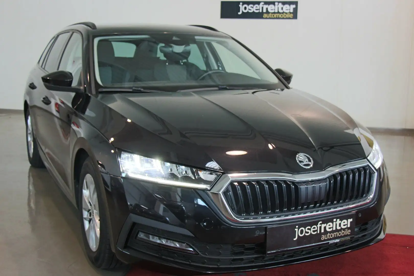 Skoda Octavia Combi Ambition 2.0 TDI AHK/NAVI/SPORTFAHRWERK Schwarz - 1