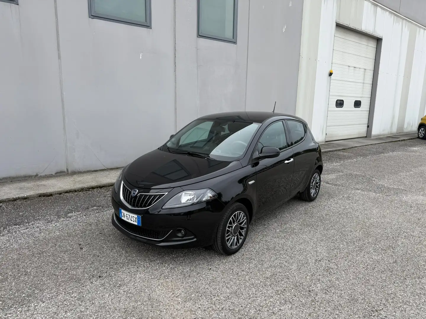 Lancia Ypsilon 1.0 FireFly Hybrid Gold Plus 70 CV Noir - 1