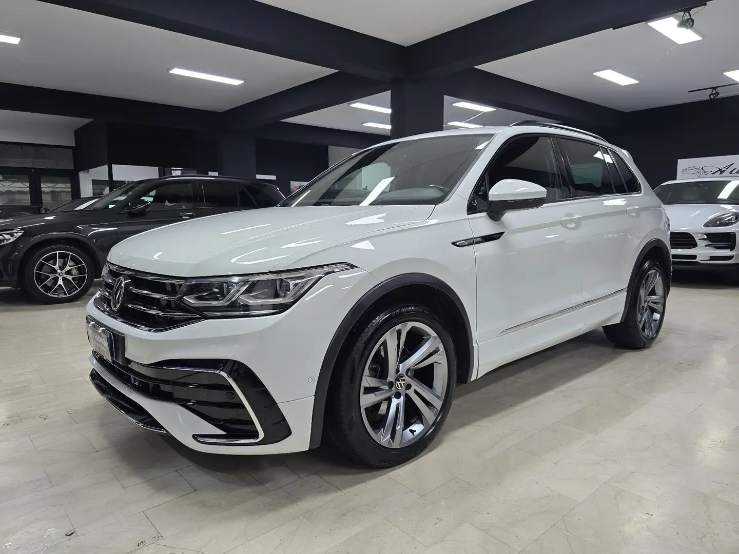 Volkswagen Tiguan Tiguan 2.0 tdi R-Line 150cv dsg Bianco - 1