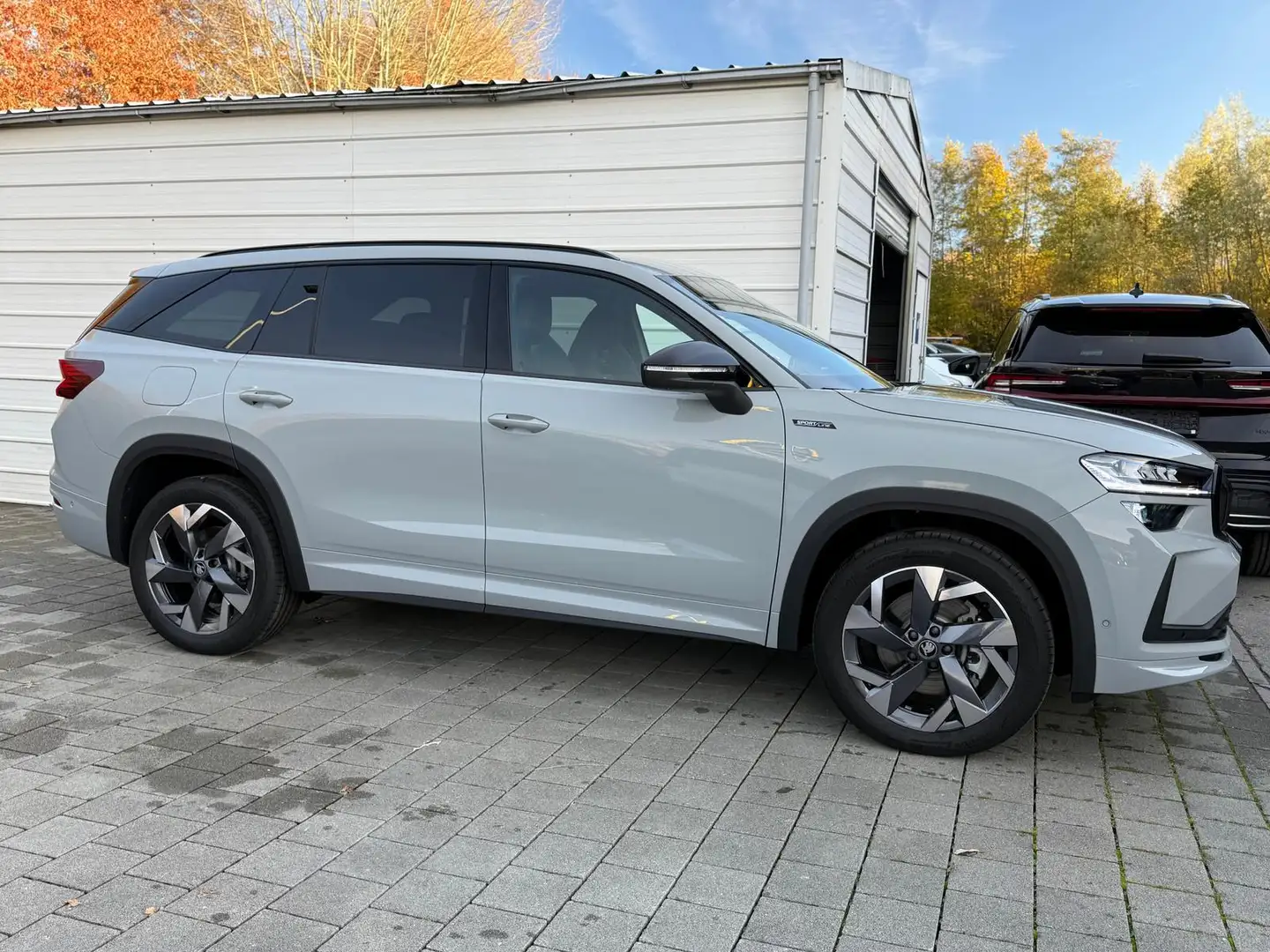 Skoda Kodiaq Sportline 2.0 TDI DSG 4x4 7Sitzer*AHK*NAVI*SHZ*... Grau - 2
