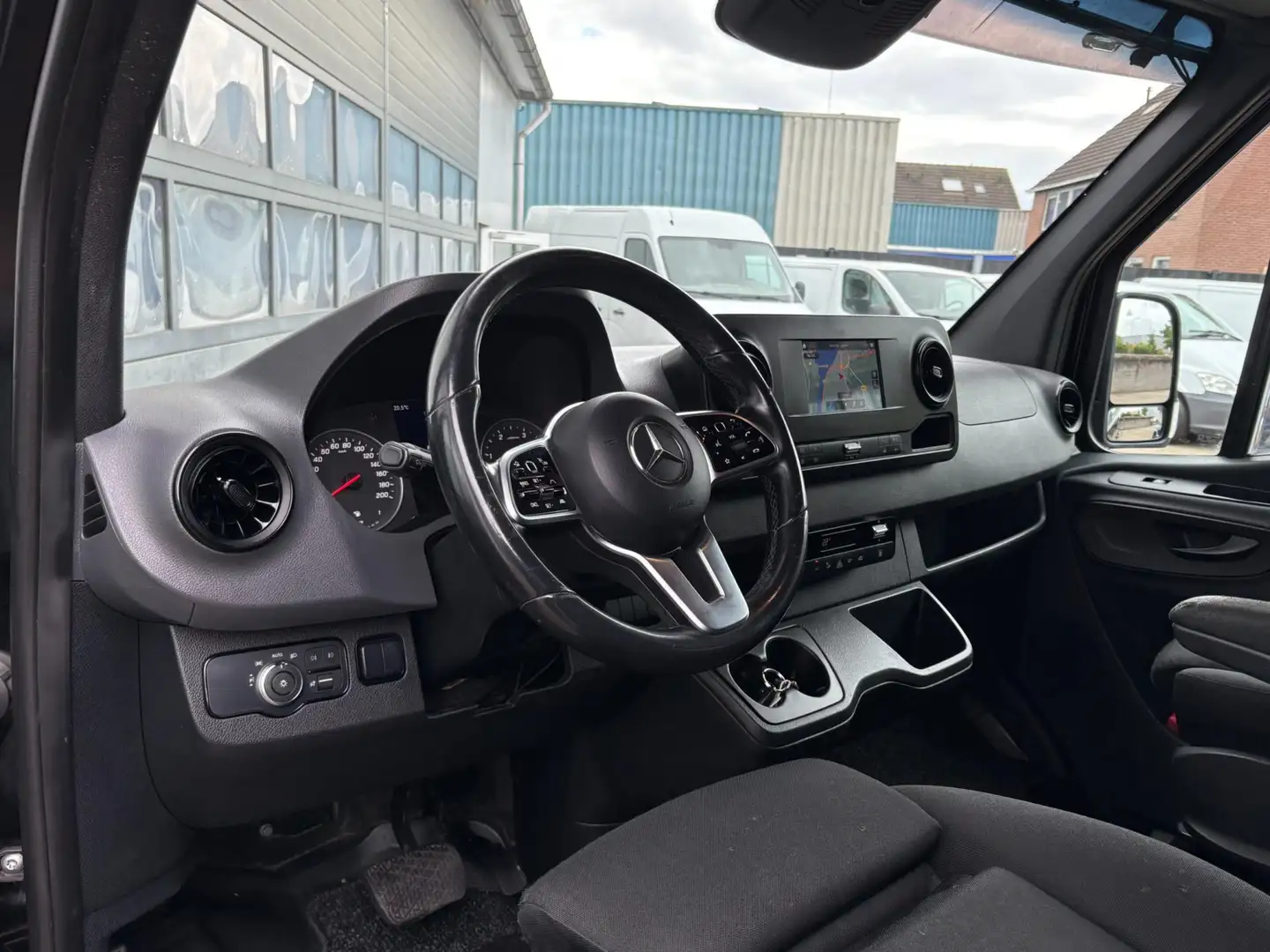 Mercedes-Benz Sprinter 519CDI 3.0 V6 Autom. L2H2 DC 6-pers. EURO VI-D Nav Zwart - 2