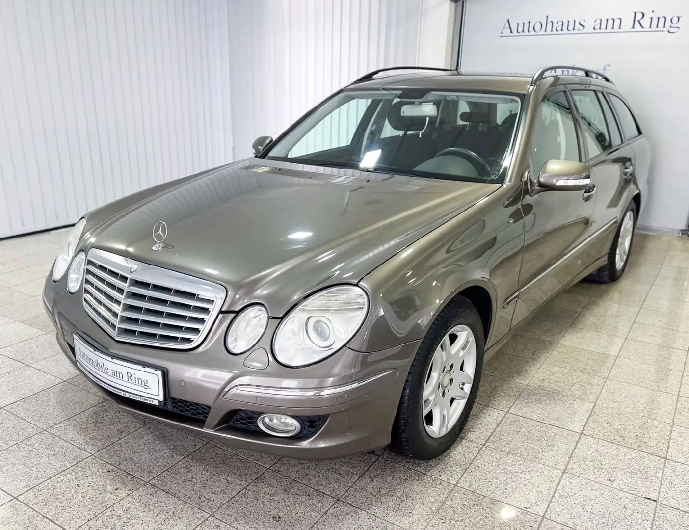 Mercedes-Benz E 200 T Automatik Navi Bi-Xenon Klimaaut. PDC! Grau - 2