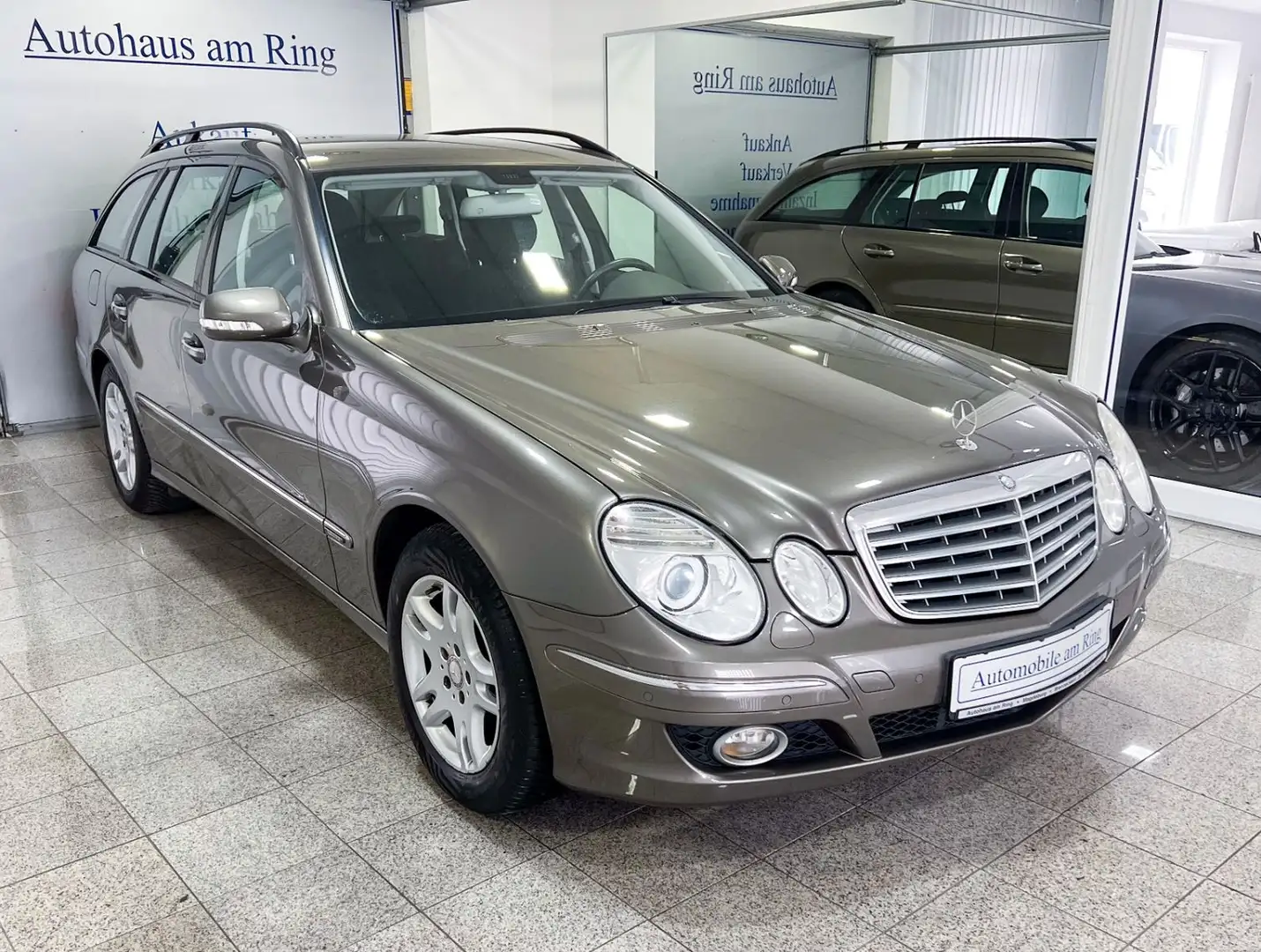 Mercedes-Benz E 200 T Automatik Navi Bi-Xenon Klimaaut. PDC! Grau - 1