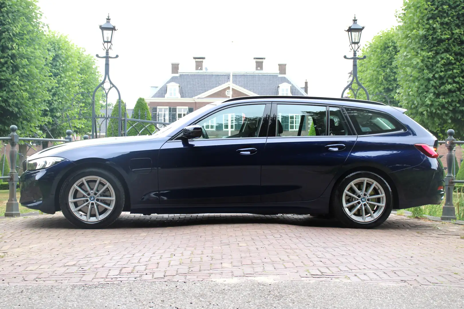 BMW 330 3-serie Touring 330e | NL-AUTO! | 1 EIGENAAR! | PE Blauw - 2