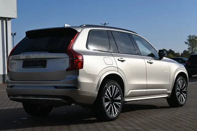 Volvo XC90 view 8