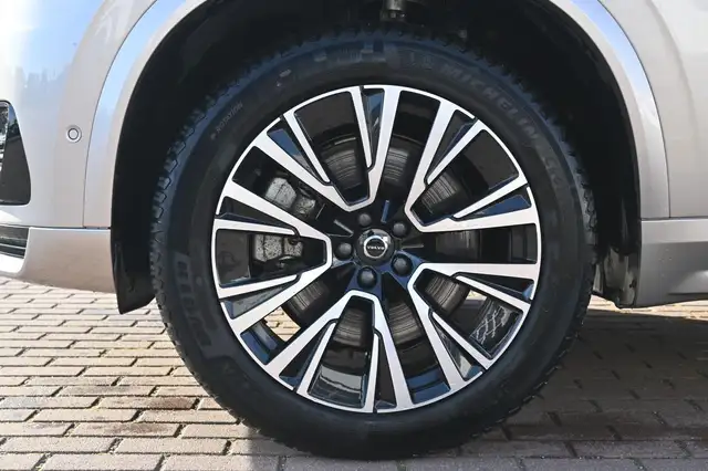 Volvo XC90 view 4