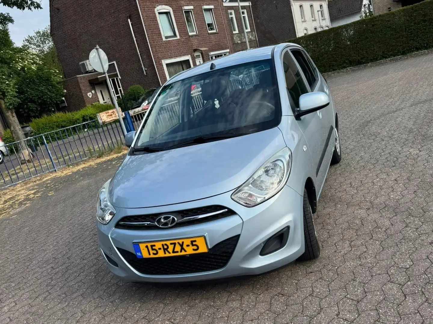 Hyundai i10 i10 1.1 i-Drive Cool Plateado - 1