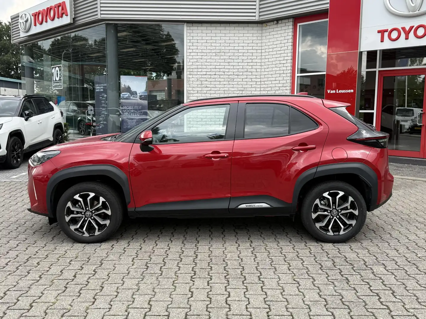Toyota Yaris Cross 1.5 Hybrid STYLE PANODAK EL-ACHTERKLEP HEAD-UP KEY Rood - 2
