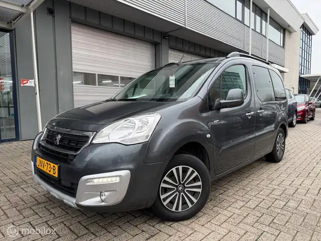Peugeot Partner 1.2 Benzine | Lage km's | Navigatie | 5 zit