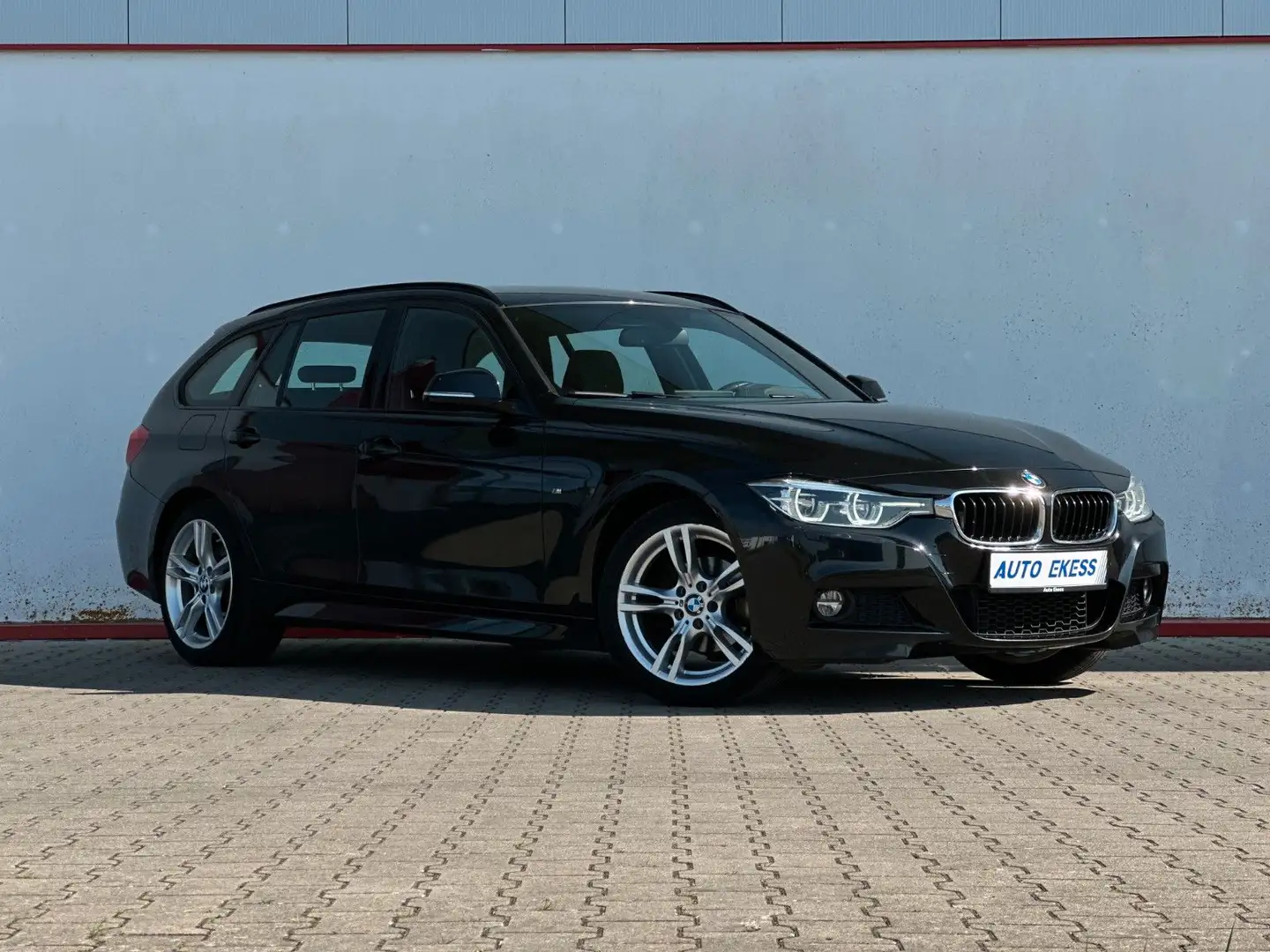 BMW 320 i Touring xDrive M Sport AHK*LEDER*LED* Noir - 1