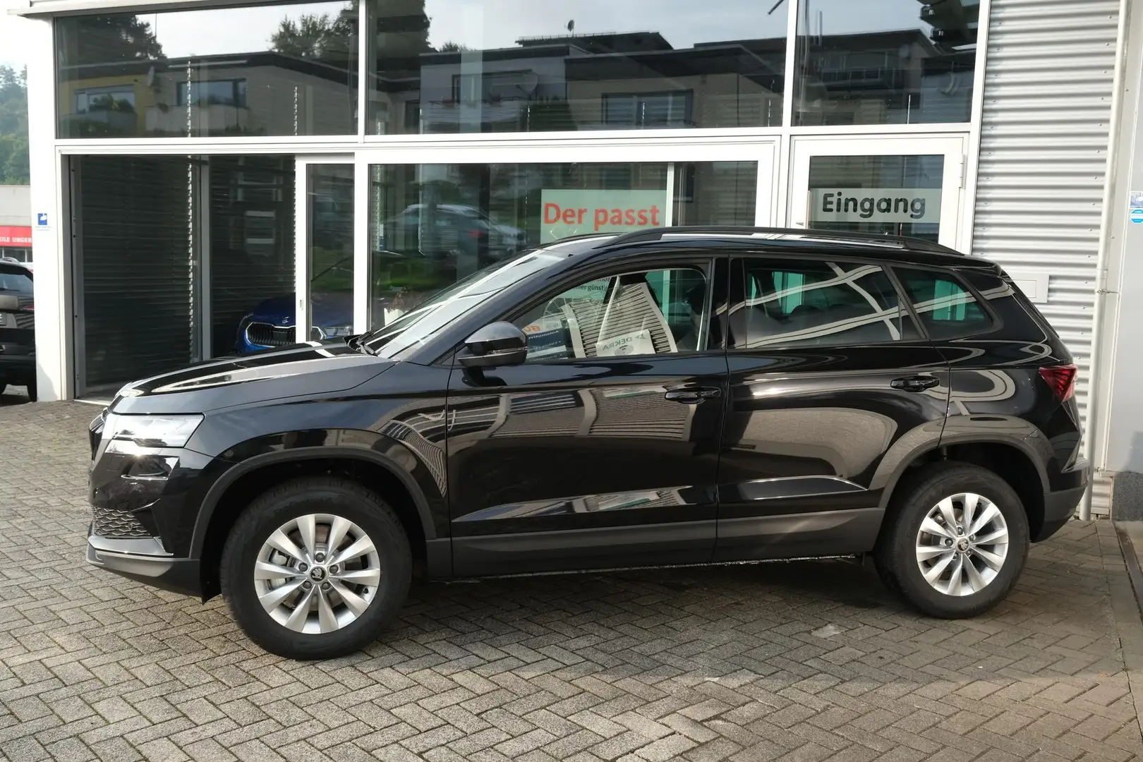 Skoda Karoq 1.5 TSI DSG AHK KESSY LED Kamera elektr. Heckkl... Zwart - 2