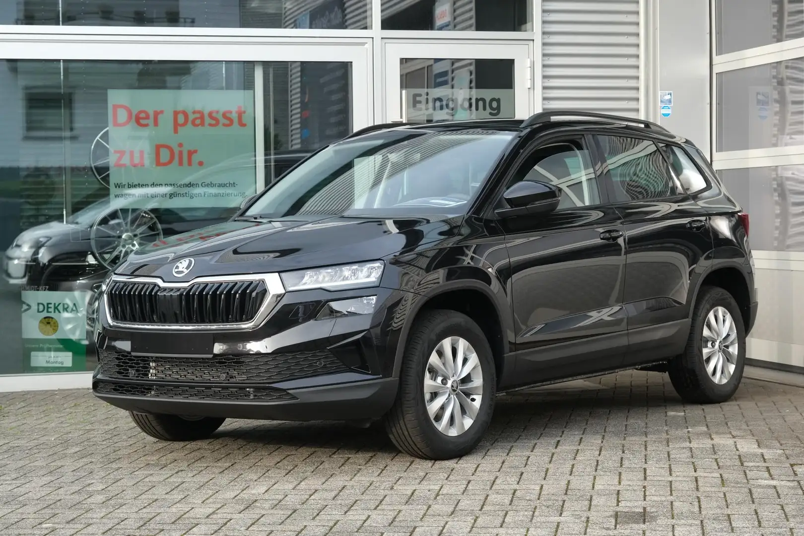 Skoda Karoq 1.5 TSI DSG AHK KESSY LED Kamera elektr. Heckkl... Zwart - 1