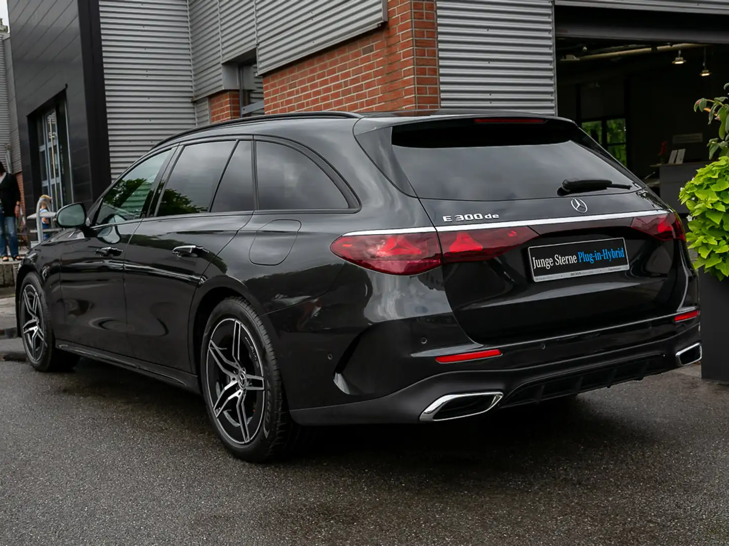 Mercedes-Benz E 300 Tde AMG AHK DISTRONIC BURMESTER 4D NIGHT Grau - 2