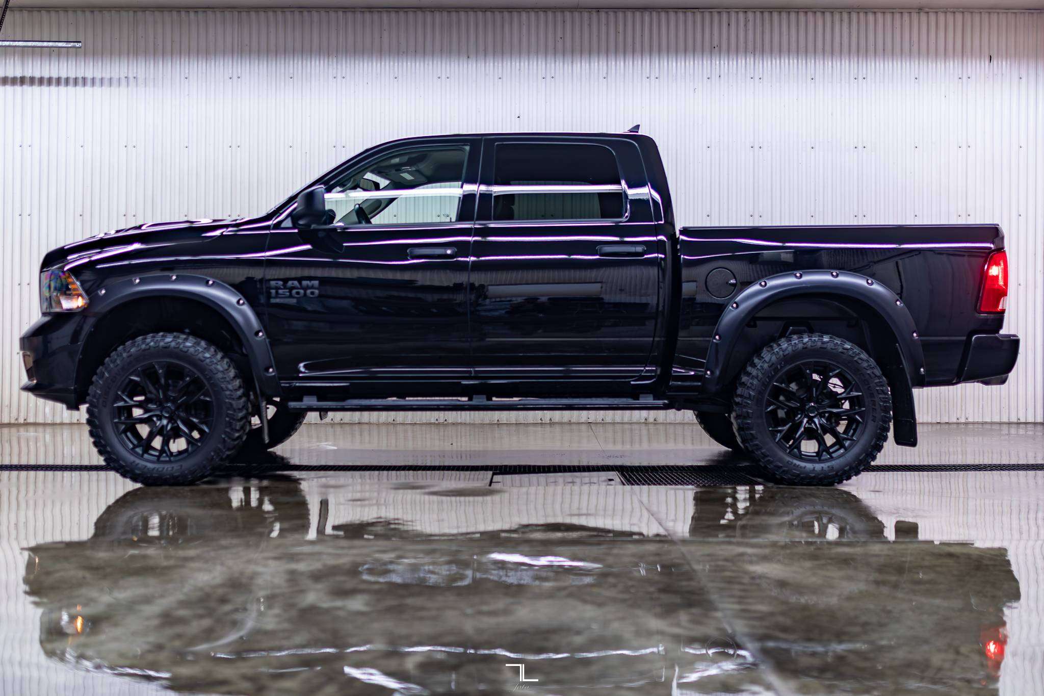 2023 RAM 1500 Classic 4x4 Crew Cab Express Leather BCam — снимка 1