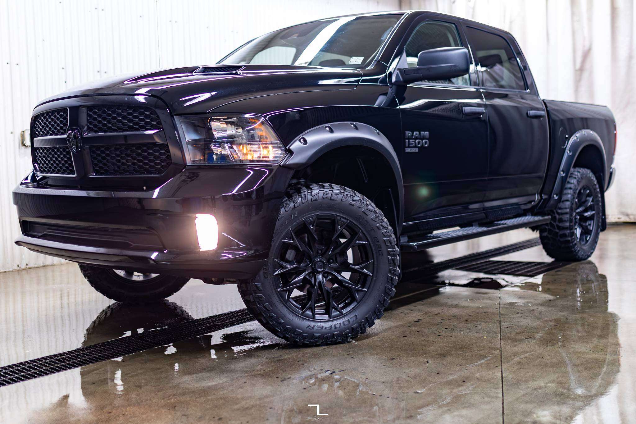 2023 RAM 1500 Classic 4x4 Crew Cab Express Leather BCam — снимка 1