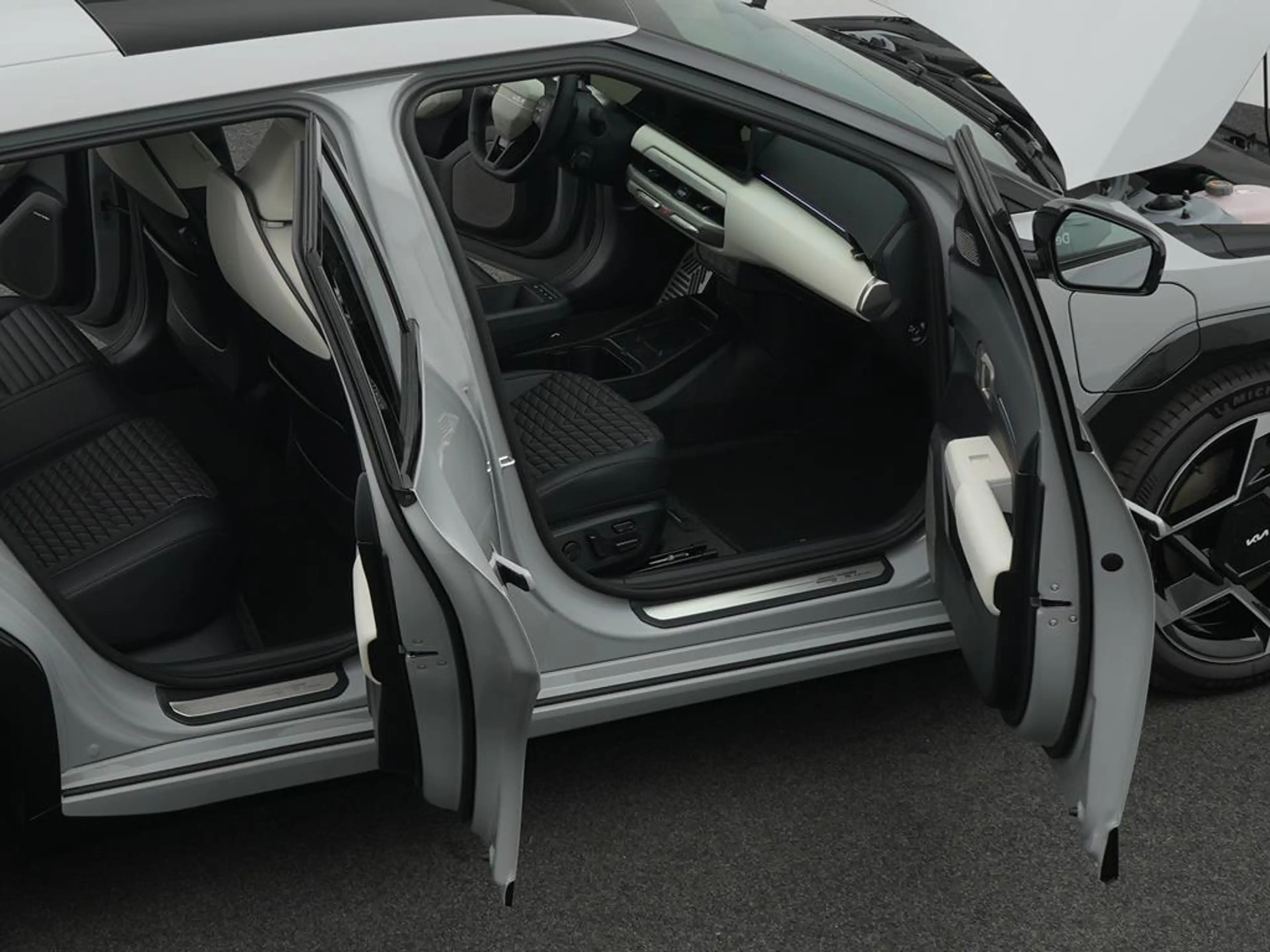 Kia EV4 81 GT-Line+DWP+COM+CON+PANO — photo 12