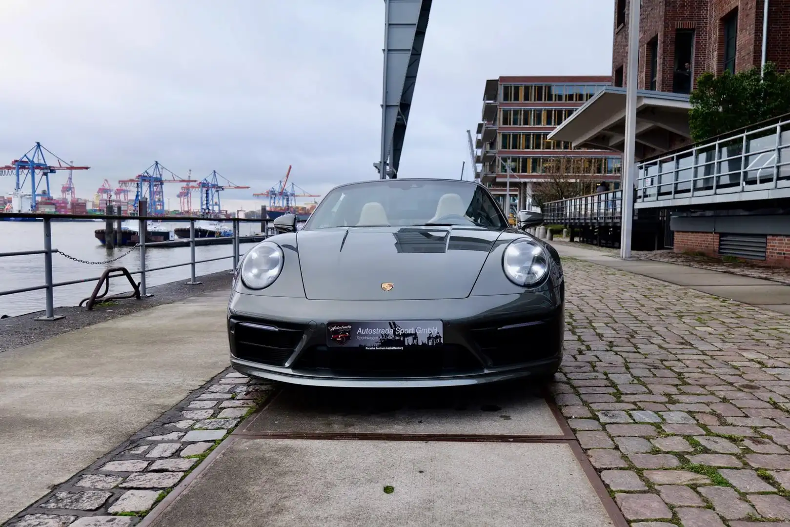 Porsche 992 Targa 4 Heritage Package Grün - 2