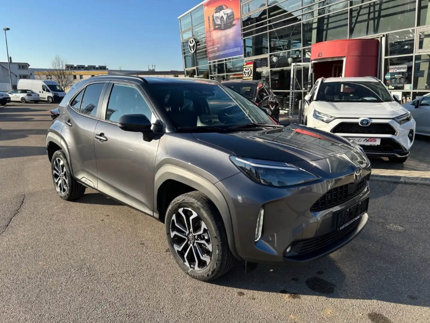 Toyota Yaris Cross 1,5l Teamplayer 4x2 Hybrid Safety + Winter Grau - 2