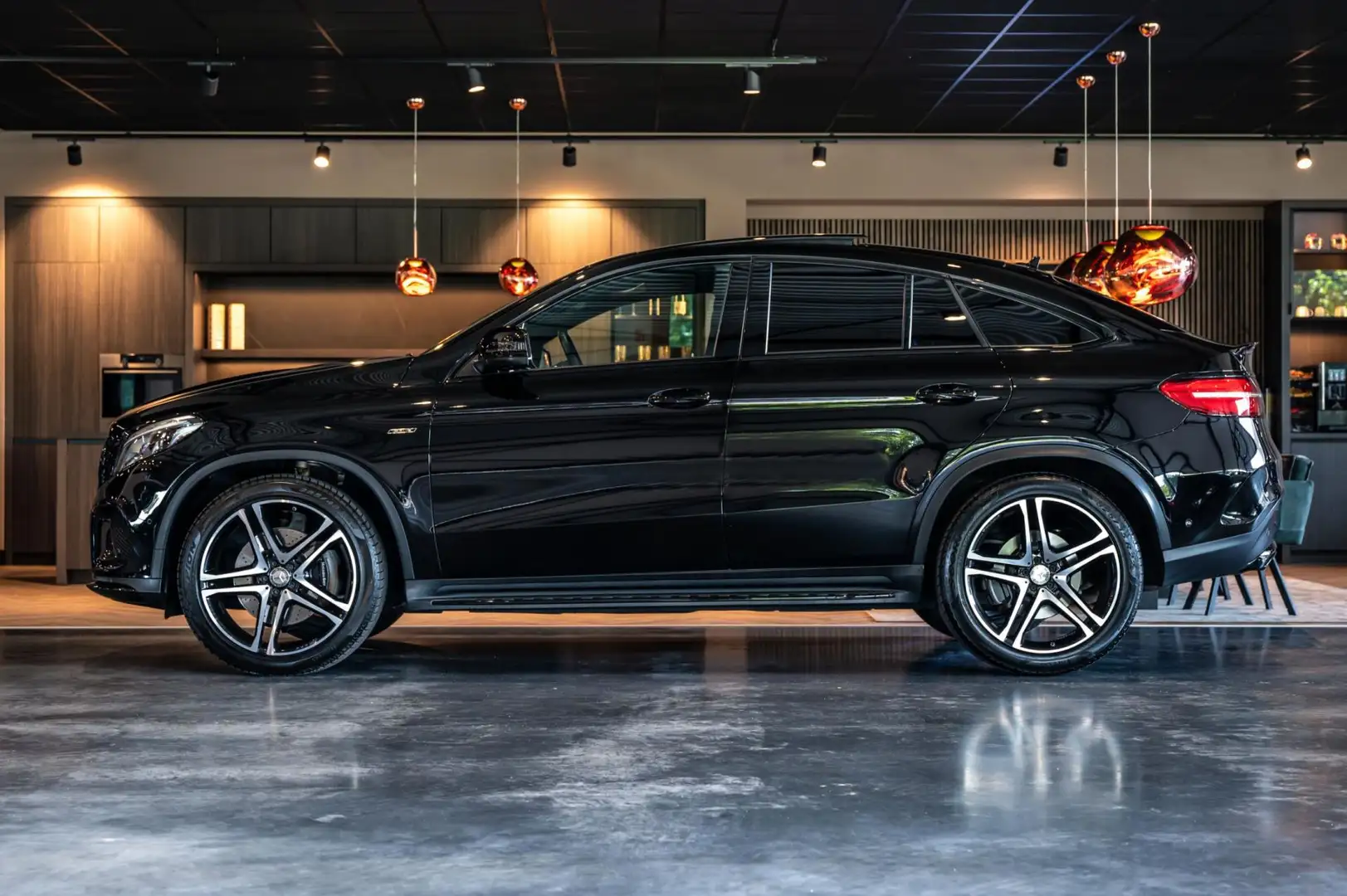 Mercedes-Benz GLE 450 Coupé AMG 4MATIC, 367 PK, Harman/Kardon, Pano/Dak, Zwart - 2
